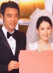 钟镇涛参加女儿婚礼 一席正装亮相心情十分激动