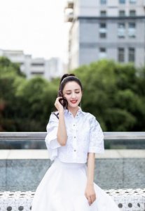 佟丽娅扎高马尾抹红唇 噘嘴卖萌可爱呆萌十足