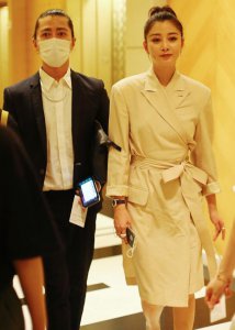 殷桃酷暑下穿风衣现身 高扎马尾辫妆容精致女人味十足
