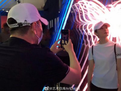 陈建斌撒狗粮 贴心给老婆拍照画面甜蜜幸福