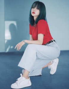 程潇抬手露出蛮腰 一头蓝色中长发又美又飒