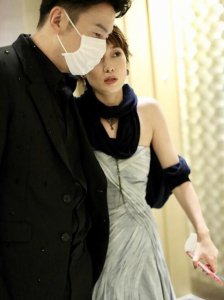 马伊琍挽雷佳音热聊 马伊琍穿抹胸裙秀直角肩女人味足