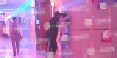 王岳伦与女子亲密 两人甚至有牵手、搂抱等亲昵行为