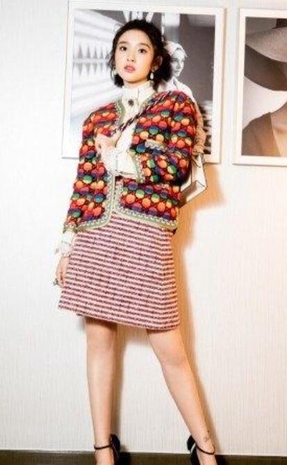 一般来说女明星穿白袜子搭配高跟鞋