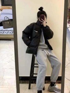 黑色羽绒服怎么搭配好看 黑色羽绒服配什么裤子