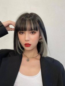 黑色头发挑染什么颜色好看显白 黑色头发挑染几撮好看