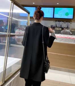 西装后面的开叉作用 女士西装后面的叉要剪开吗