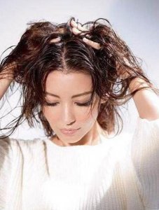 头发毛躁卷曲日常打理秘籍 头发卷曲粗糙怎么办