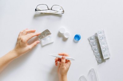 美瞳买来可以马上用吗 美瞳干了再泡软还可以再戴吗