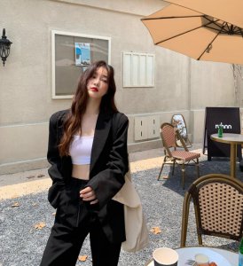 西装外套搭配什么裤子 黑色西装外套女怎么搭配内搭
