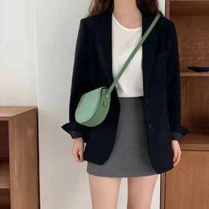 搭配二黑色西装外套+粉色碎花连衣裙 西服里面搭配什么衣服