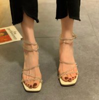一字带凉鞋搭配 蛇形缠绕凉鞋是什么牌子