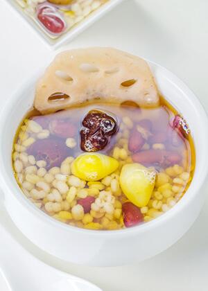 花胶桂圆炖海参美容补身佳品