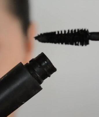 什么牌子的睫毛膏好用又不贵？第一款很多人都在用！