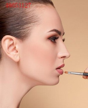 为何护唇膏越涂越干？我们该如何补救？