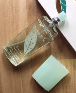 寻找经典的性感魅力香水 排名前八强的女性香水