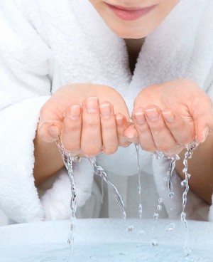 正确洗脸的方法 先温水后冷水