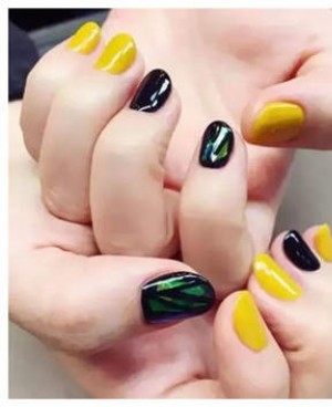 超显白的撞色美甲 散发出满满的高级感