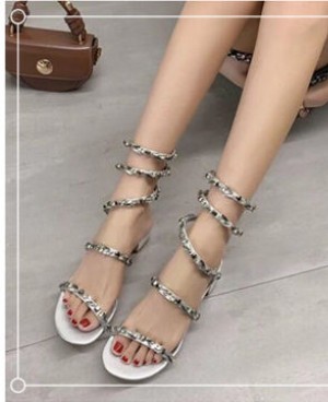 什么款式的凉鞋百搭？这几款搭配什么衣服都好看！