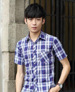 你与时髦型男就差了一件薄款格子衬衫