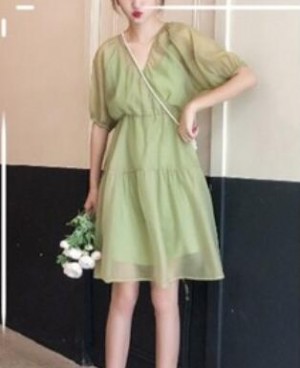 要想夏天美美过 必须来点牛油果绿色的服装穿搭～