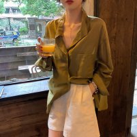 衬衫前面怎么塞进裤子 衬衫前后式半塞法