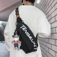 短肩带挎包背法 男生斜挎包的正确背法