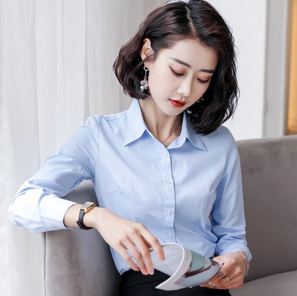女式正装是指西服套装,套裙及连衣裙等在正式,严肃场所的着装.