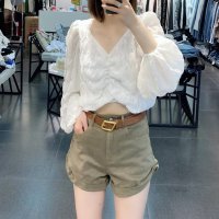 2021年流行的颜色 绿色短裤搭配什么上衣女