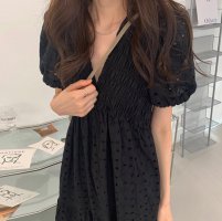 黑色v领连衣裙 深v领连衣裙里面穿什么内搭