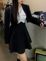 女生黑色t恤配什么裙子 黑色上衣配什么颜色的裙子