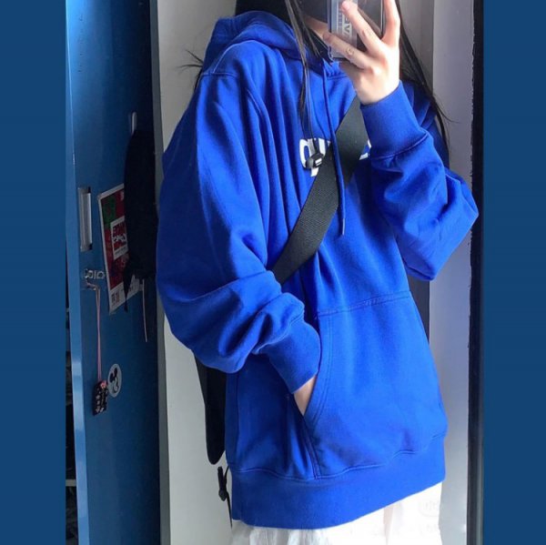 蓝色卫衣搭配什么颜色外套蓝色卫衣配什么颜色裤子好看