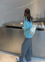 深蓝色连衣裙搭配外套 蓝色上衣配什么颜色裙子