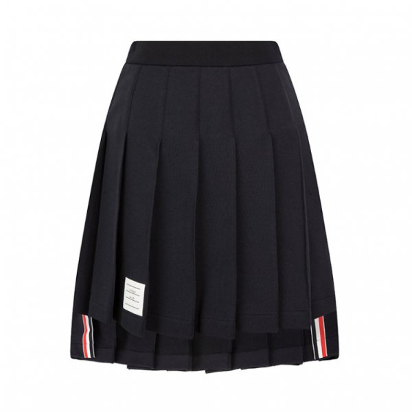 tb全称thom browne,中文译名是汤姆布朗,是美国服装品牌,由同名设计师