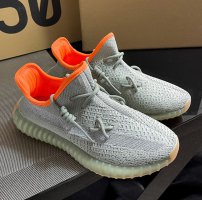 穿yeezy 350 v2的上脚感受 yeezy350偏大还是偏小