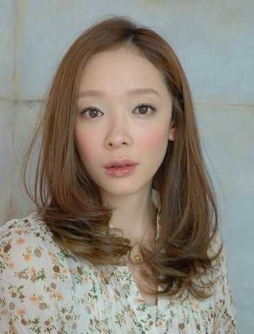 女生中长发纹理烫发型推荐款款甜美动人