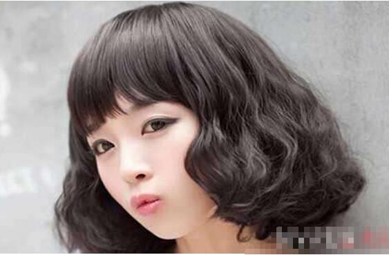 今年时尚中短发设计 女生凌乱微卷发型比内扣更流行