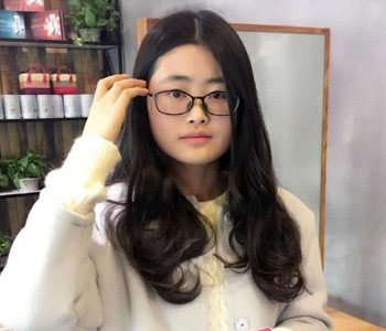 戴眼镜头发怎么分线 戴眼镜的女孩子平分发型