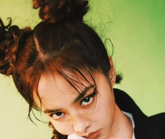 女生减龄甜美感发型 修饰脸型的双丸子和双马尾发型欣赏