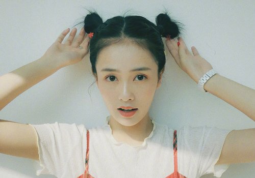 头顶两个丸子头娇俏可爱 就问你好看不 - 发型设计 - 辣妈营