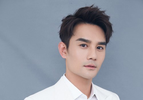 大方脸男士大偏分短烫发发型中年职场男士的方脸看起来有点大,不过