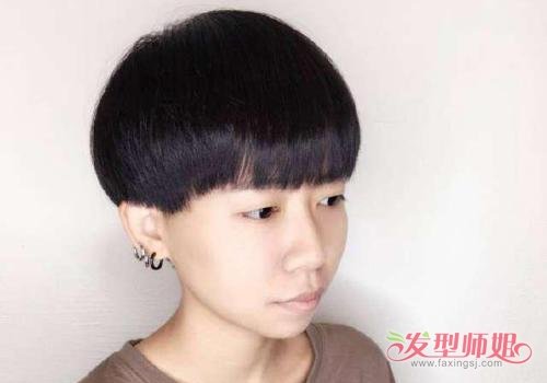 贴着耳尖做的发型工整又别致,女生碎发刘海蘑菇头短发发型,头型是很