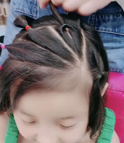 活泼又可爱的儿童节头顶编发 让你的宝宝成为全场亮点