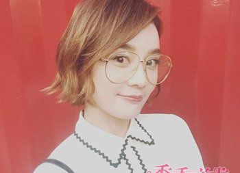 戴眼镜的女人采用什么发型好 戴眼镜女孩子发型