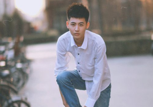 男生渐变式上梳短发发型