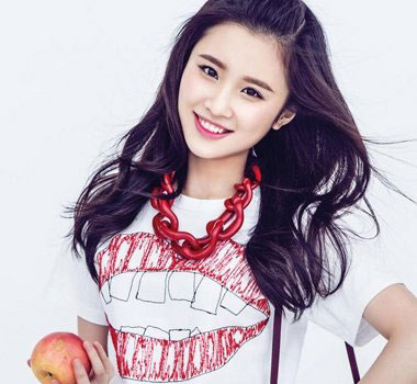 小巧玲珑的女人春天时尚发型与服饰好看时尚的小女人发型