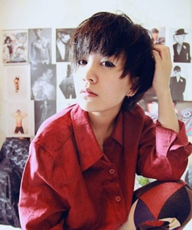 适合短发的衣服搭配设计 女生短烫发搭配红色衣服柔美感十足