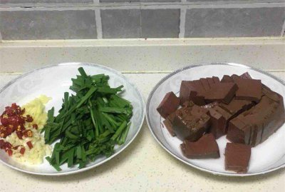 韭菜炒鸭血的家常做法 韭菜炒鸭血怎么做