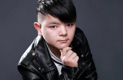 歌手曹万江卖手机给粉丝 粉丝收到的竟是模型机