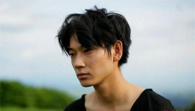绫野刚被曝私生活混乱 还曾与未成年发生关系